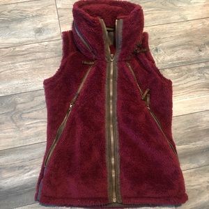 KUHL Plush Zip Fuzzy Hooded VEST Burgundy Women S